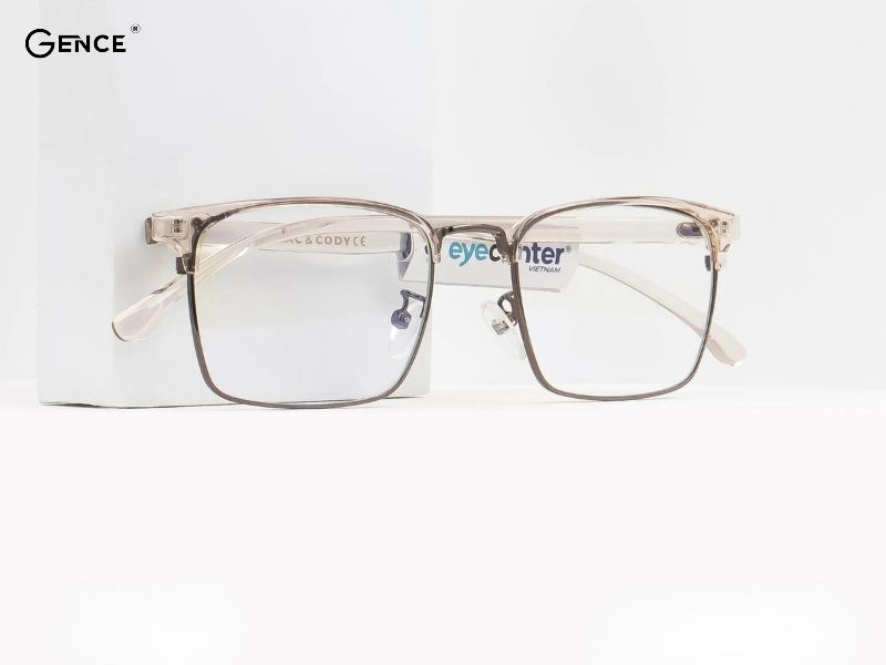 Kính vuông giúp cân đối khuôn mặt hoàn hảo