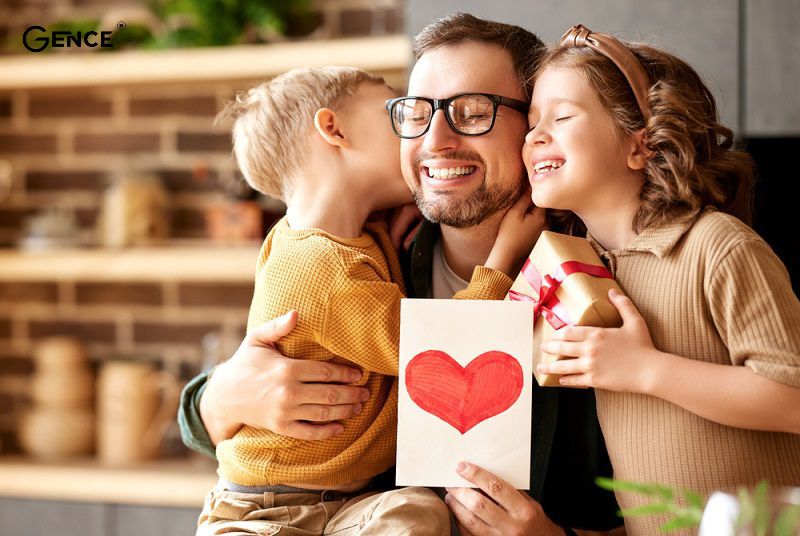 Món quà cùng lời chúc mang lại hạnh phúc cho bố