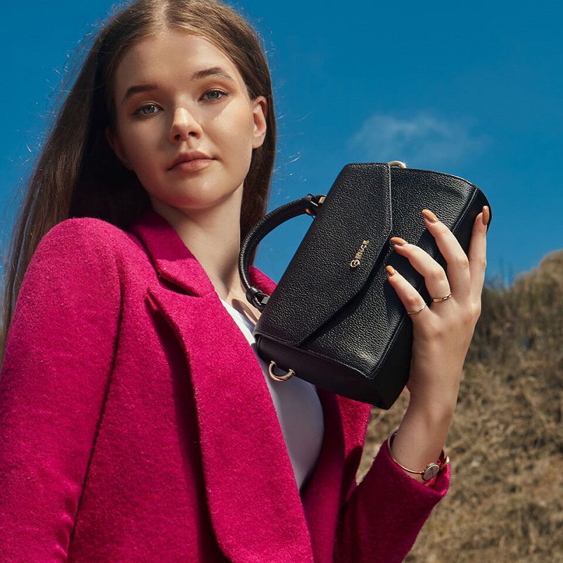 Nhà thiết kế thời trang lên đồ đi làm cùng túi xách nữ TX03 Gence