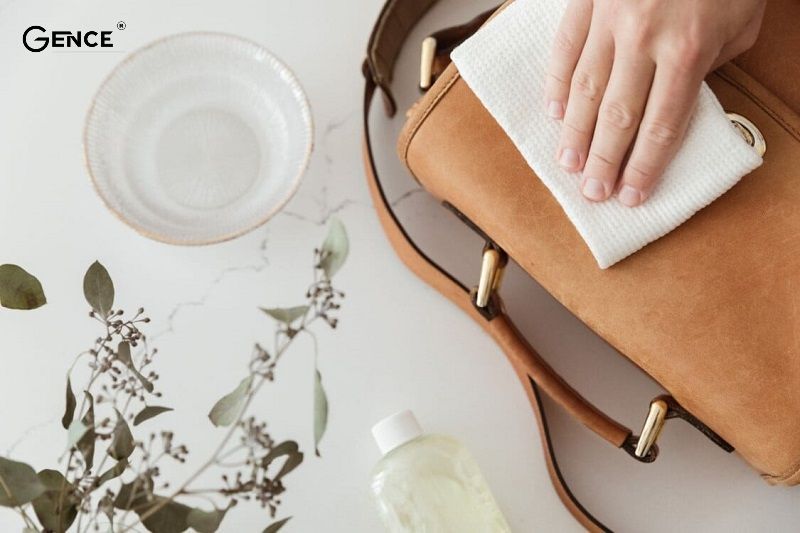 Nước ấm giúp tẩy vết son trên túi da nhanh chóng