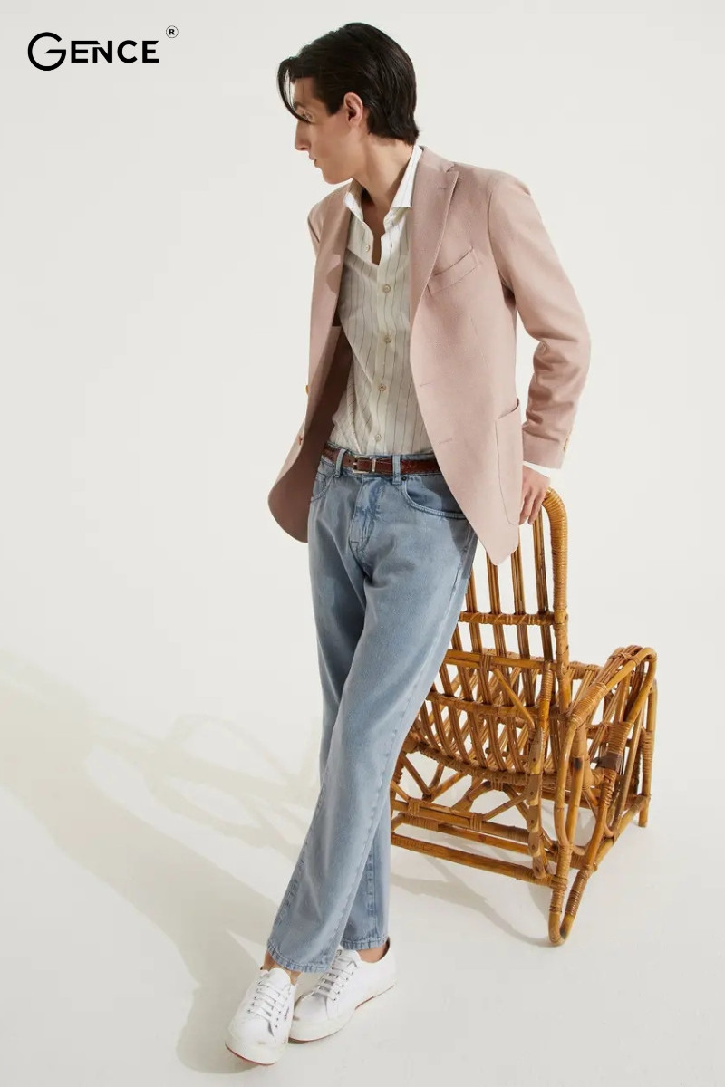 Trẻ trung nhưng vẫn lịch lãm với quần jean và áo blazer