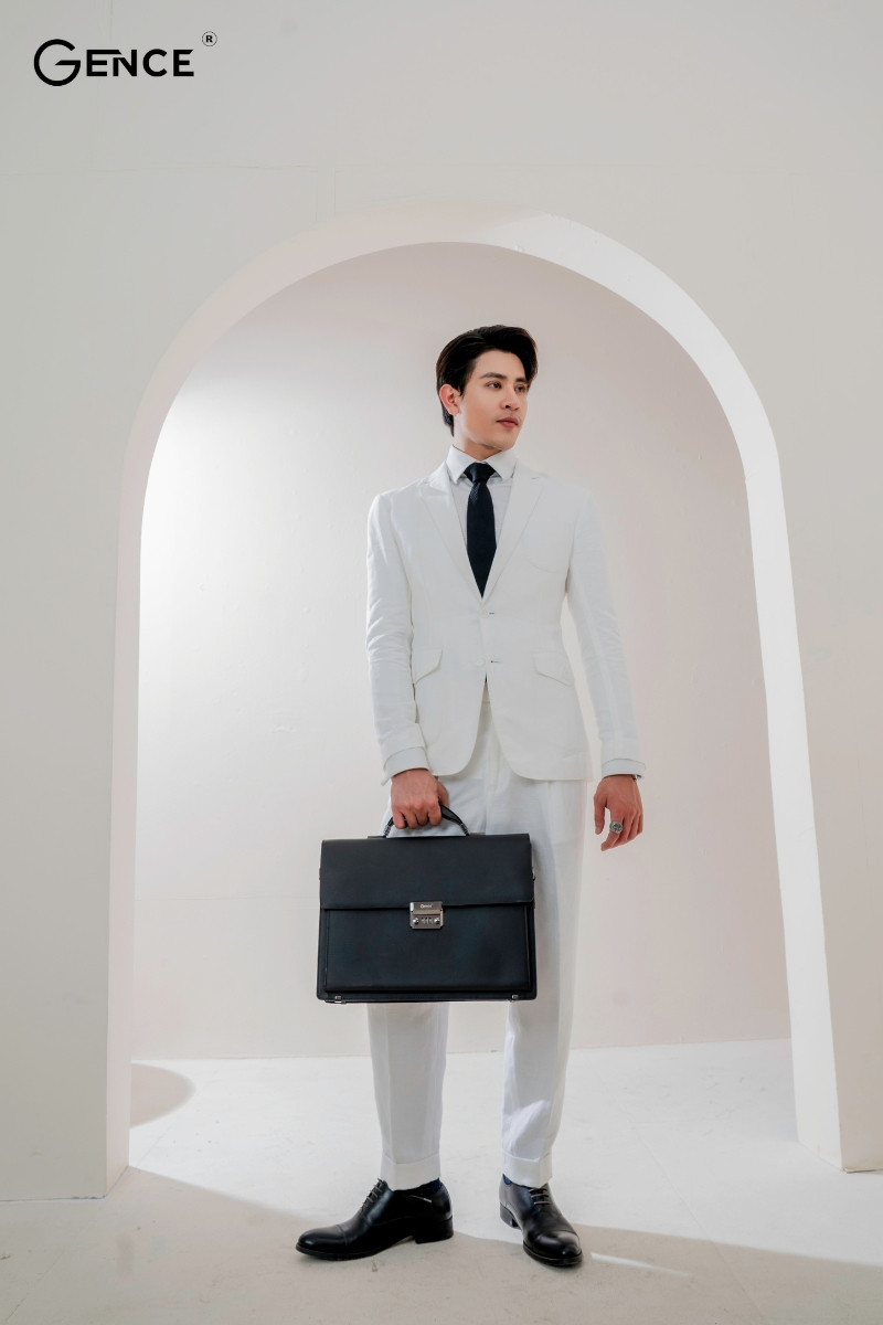 Dân công sở ưa chuộng phối blazer với cặp da nam