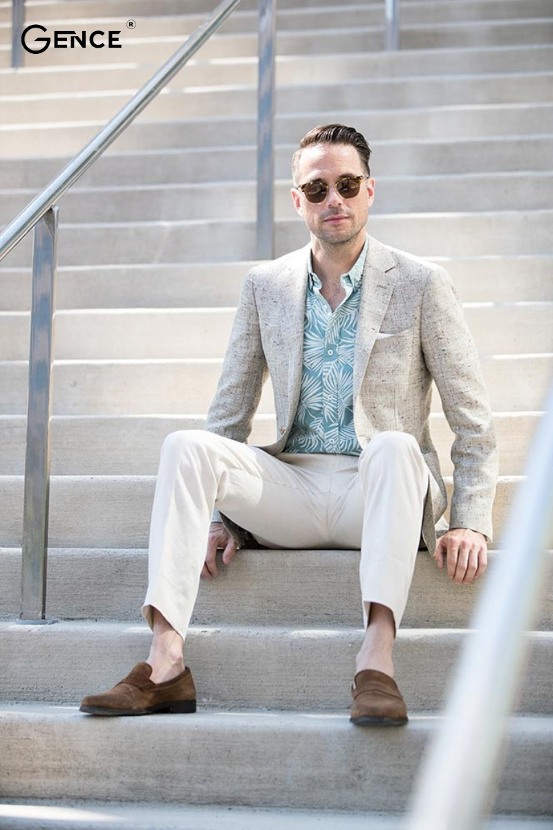 Set đồ độc đáo với áo sơ mi họa tiết và blazer nam