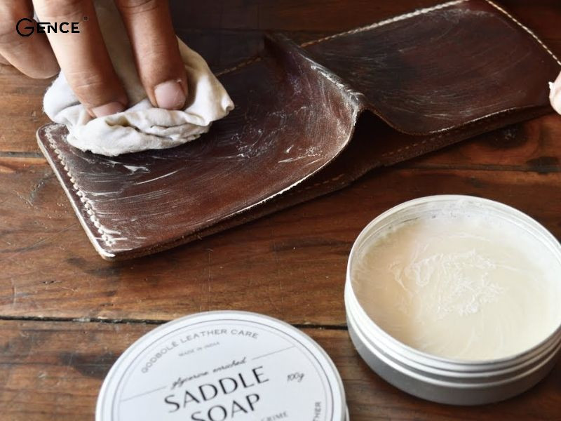 Vệ sinh đồ da với Saddle Soap khoảng 2 đến 3 tháng mỗi lần