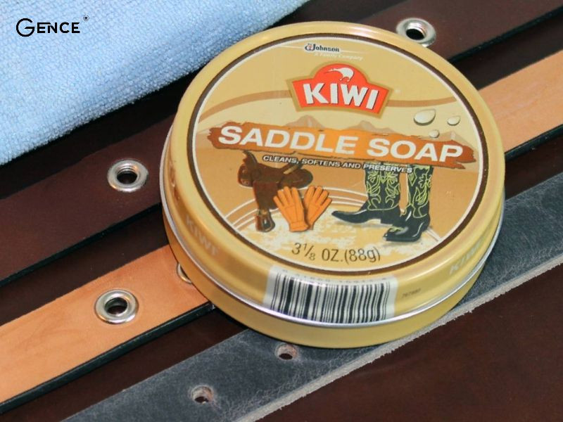 Saddle Soap sử dụng để vệ sinh và làm mềm đồ da