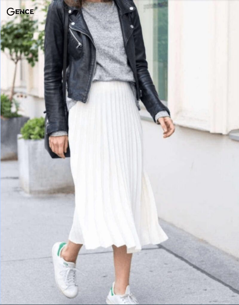 Sự kết hợp giữa nét cá tính của áo da và dịu dàng của váy xếp ly