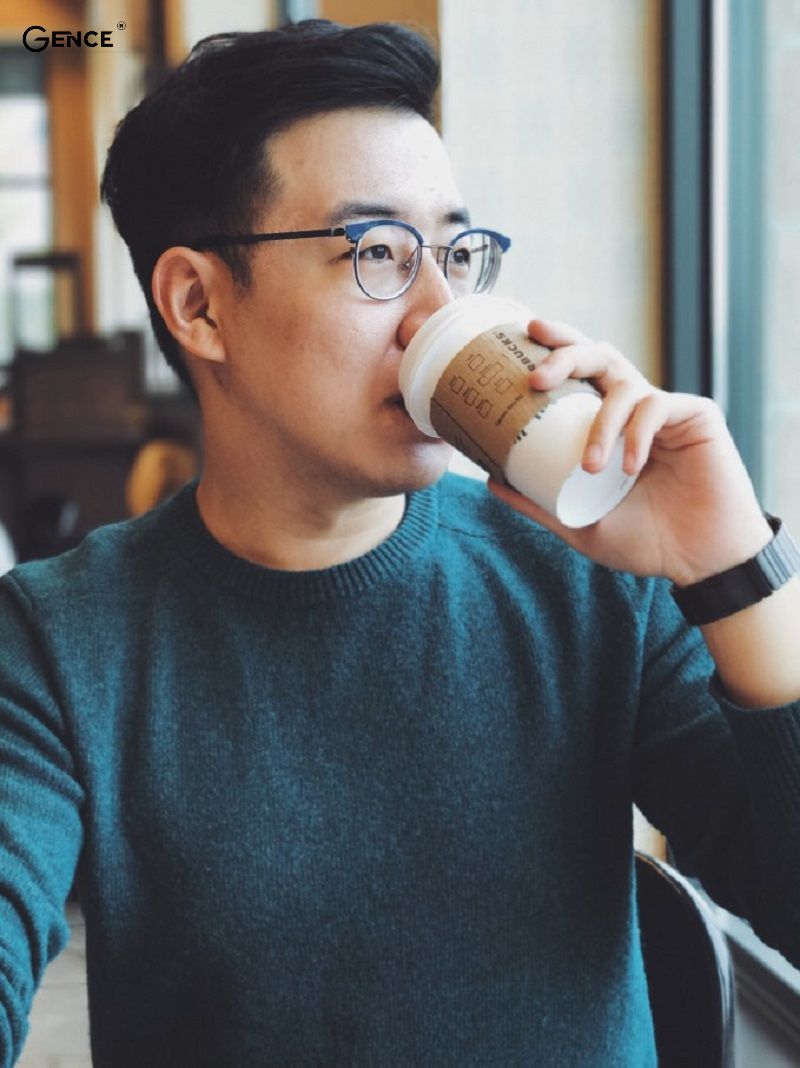 Tạo dáng bên cốc Cafe