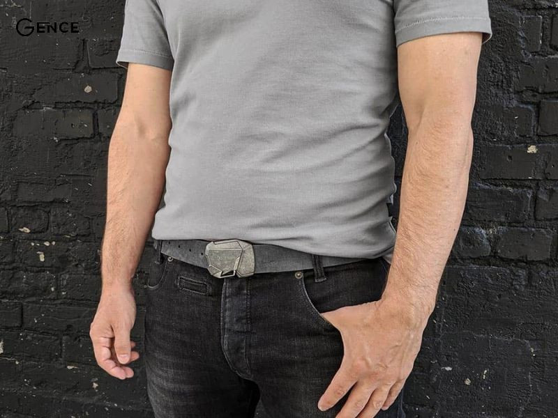 Thắt lưng màu xám phối cùng quần jean