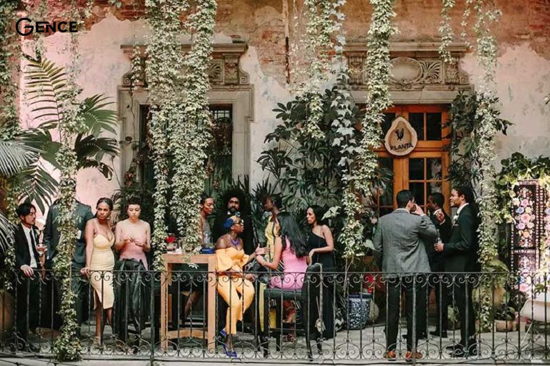 Trang phục cần phù hợp với bối cảnh bữa tiệc