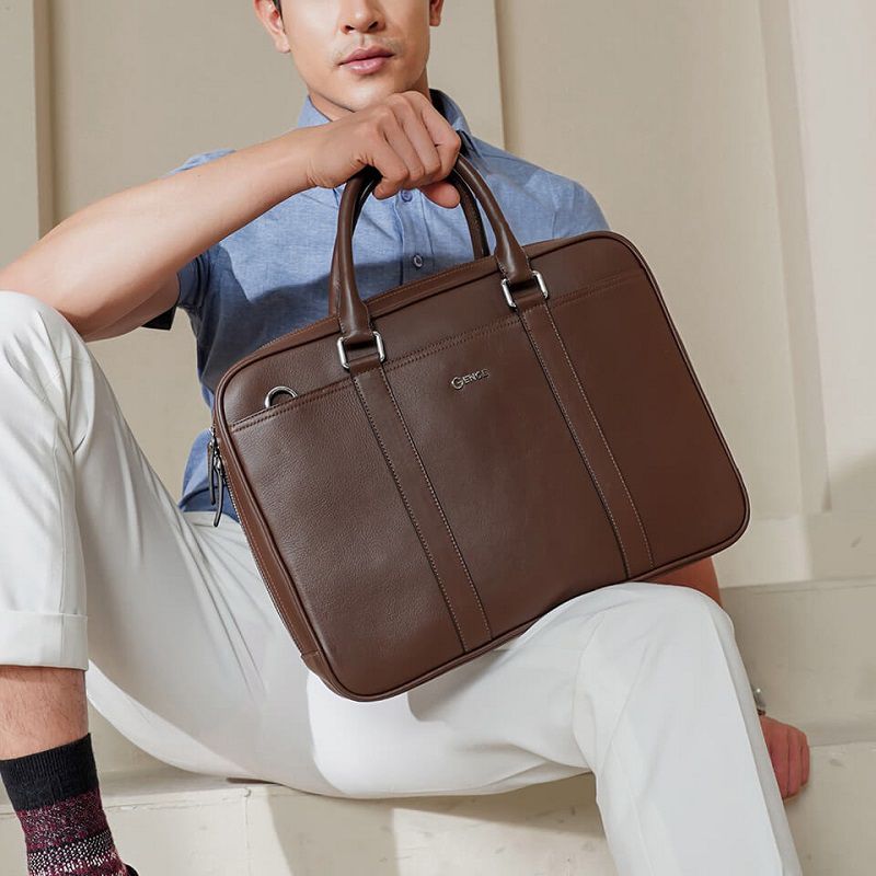 Trưởng phòng marketing đi làm cùng túi xách nam GCE17 Gence