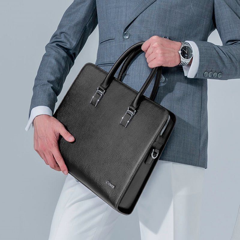 Trưởng phòng nhân sự đi làm cùng túi xách nam CTS12 Gence