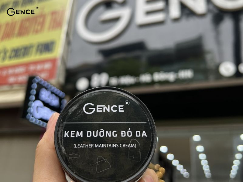 Sử dụng kem dưỡng đồ da cho túi