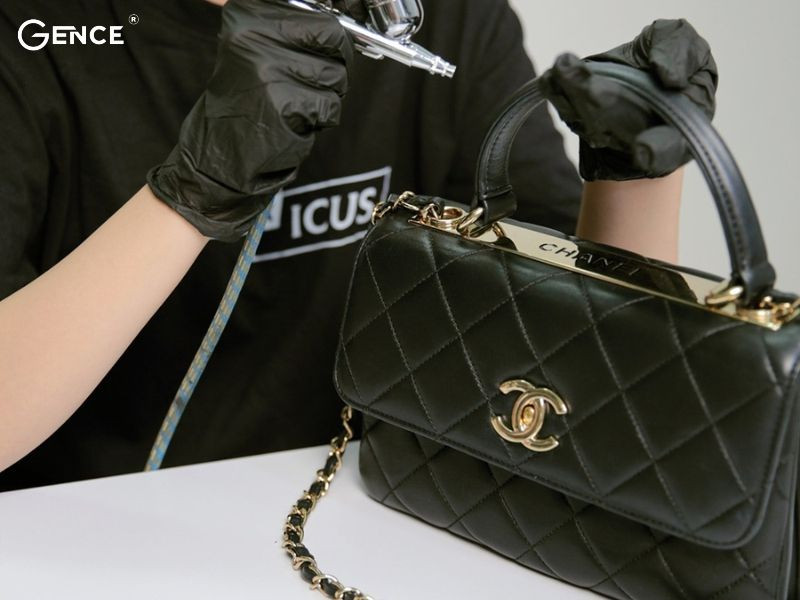 Đến cửa hàng túi da để được hỗ trợ làm phẳng