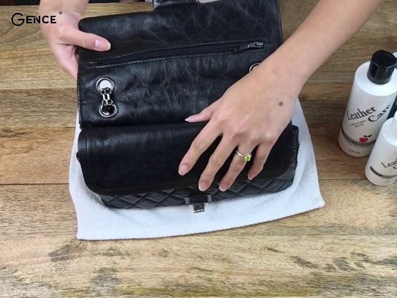 Sử dụng chất tẩy rửa phù hợp để vệ sinh túi da