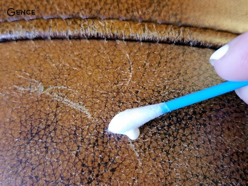 Xử lý các vết nứt nhỏ với tăm bông