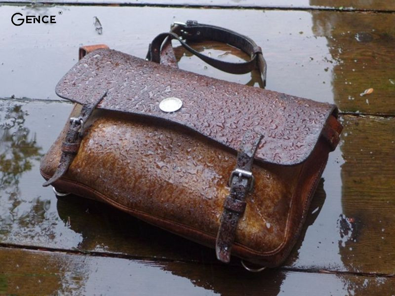 Không nên để túi xách da dưới mưa