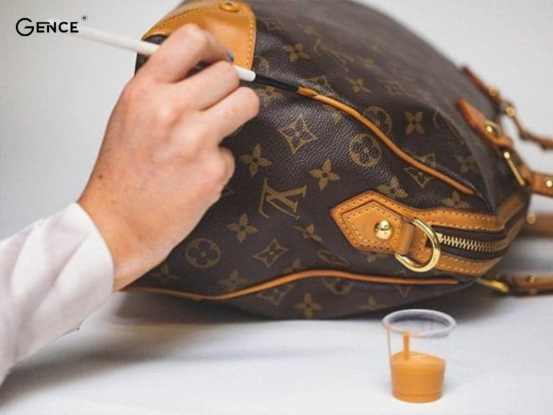 Chất độn da nên cùng màu với túi xách