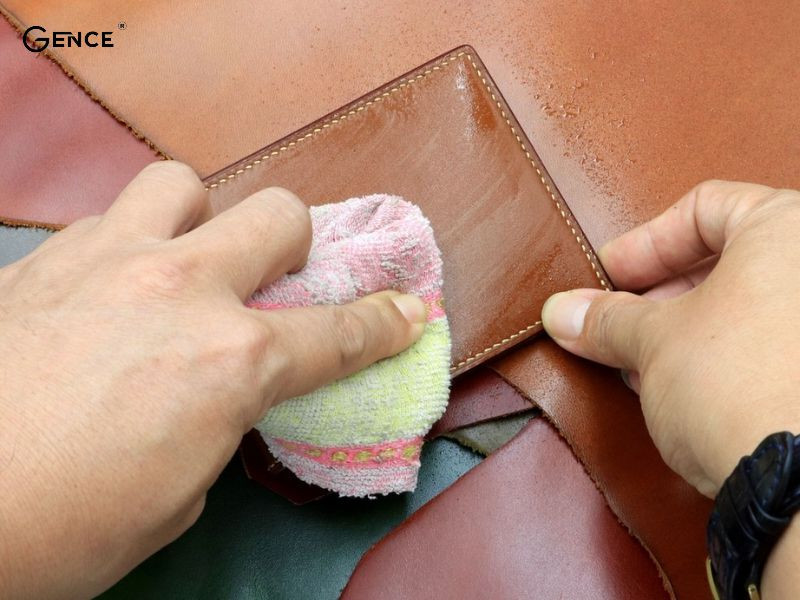 Vệ sinh túi định kỳ hạn chế tình trạng nứt, bong tróc trên bề mặt