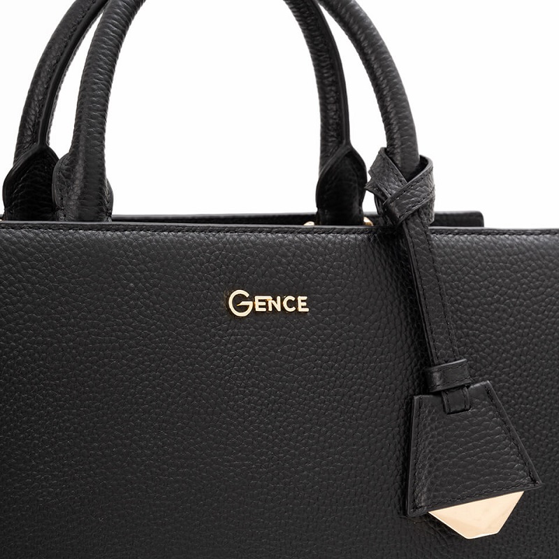 Logo Gence nằm chính giữa túi tạo sự cân đối