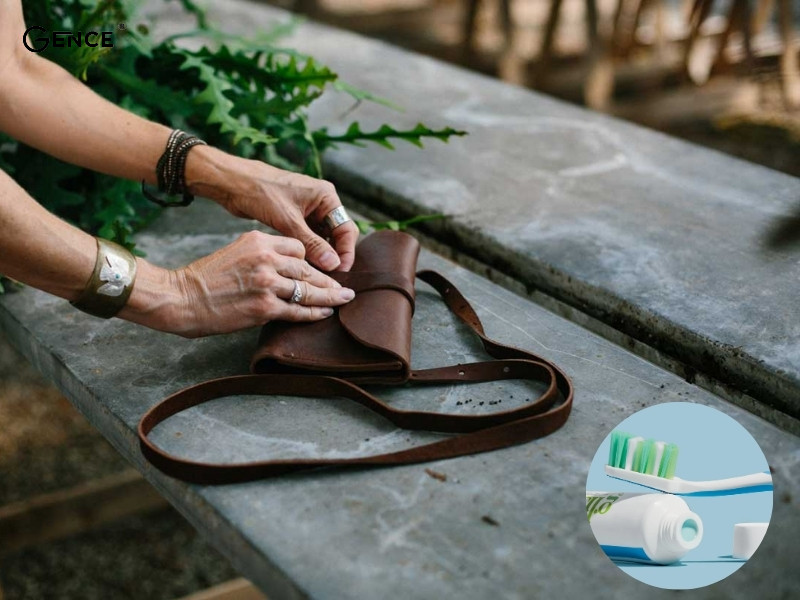 Kem đánh răng làm sạch vết bẩn bám trên đồ da