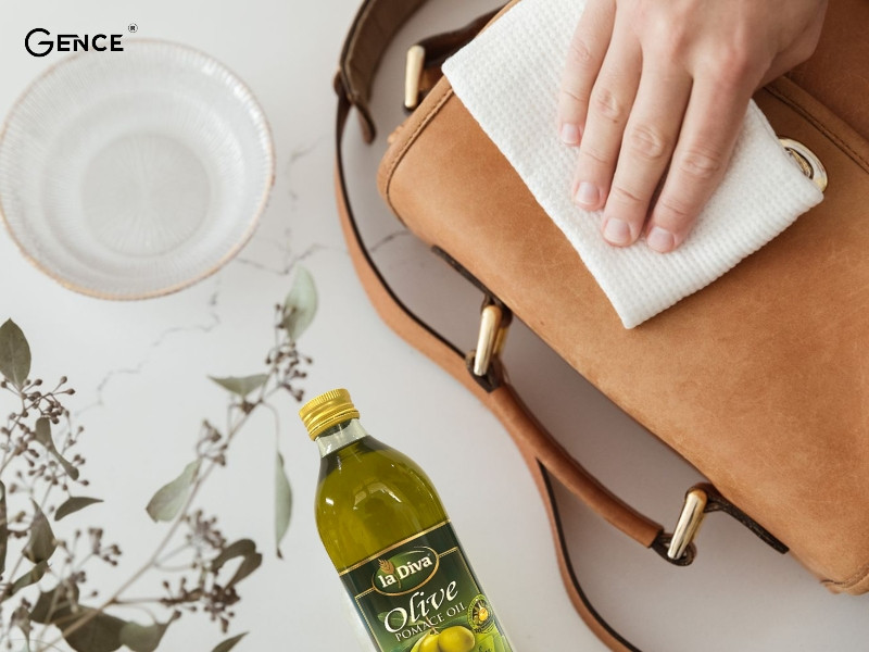 Sử dụng dầu oliu để vệ sinh đồ nhẹ nhàng trên bề mặt