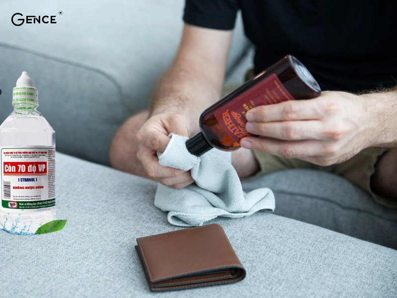 Sử dụng cồn 70 độ để vệ sinh đồ da