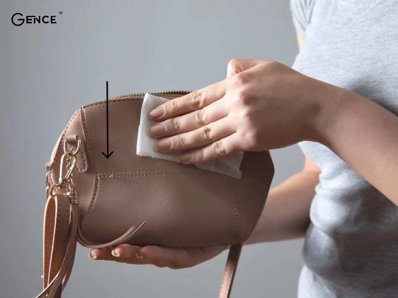 Lau đồ da theo chiều dọc để không làm hỏng cấu trúc da