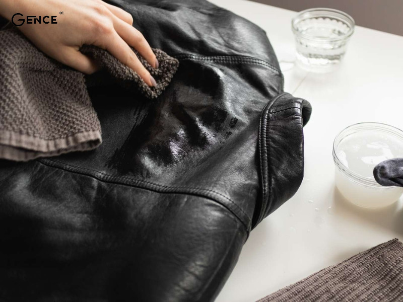 Hòa xà phòng cùng nước ấm tạo dung dịch làm sạch đồ da