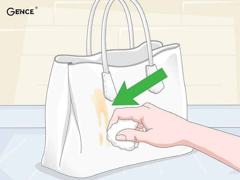 Vệ sinh túi da màu trắng bằng xi đánh giày