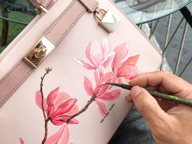 Vẽ hoặc thêu những họa tiết bắt mắt gây ấn tượng