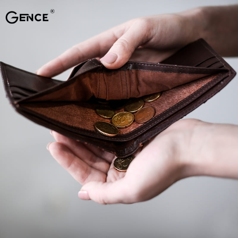 Cho đồng xu vào ví mới mua để hút tài lộc