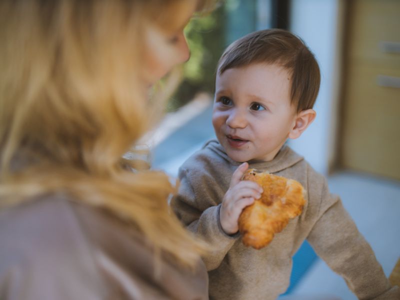 Cho bé ăn uống đều đặn