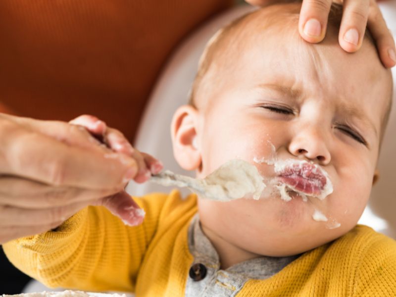 Không ép buộc con ăn thêm