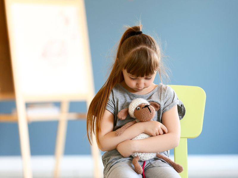 Trẻ không giao tiếp ánh mắt với người khác