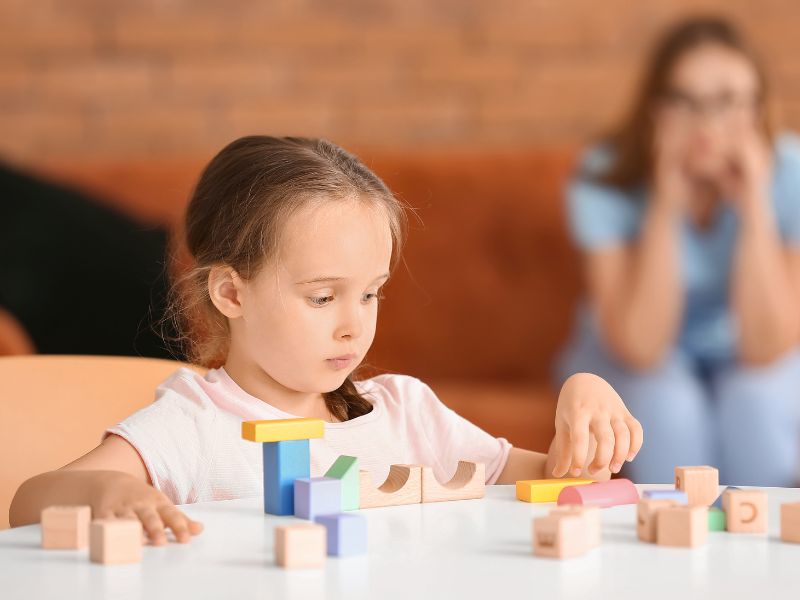 Trẻ thích đồ vật, hay giao tiếp nói chuyện với đồ vật