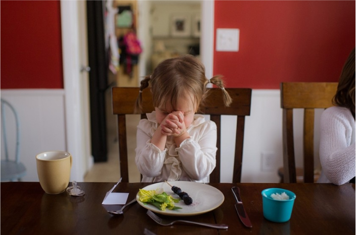 Cho trẻ ăn rau trái cây trong mỗi bữa ăn