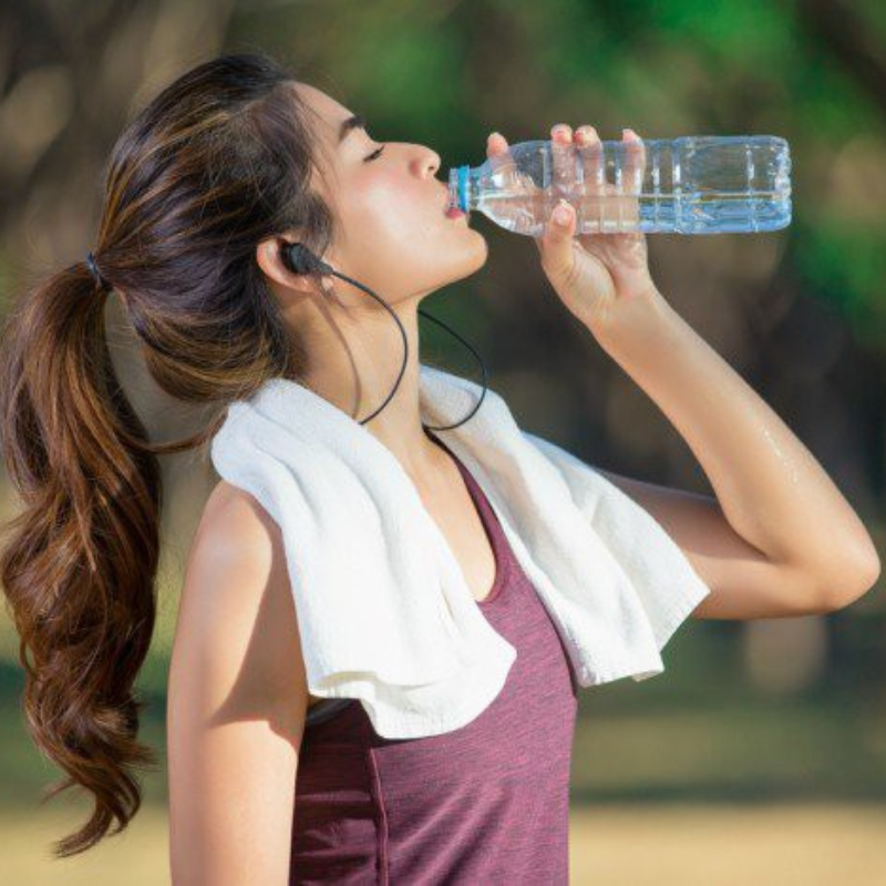 Không uống đủ nước, uống quá nhiều hay quá ít nước đều không tốt cho thận