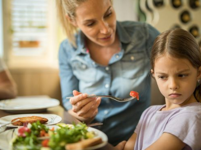 Trẻ biến ăn phải làm sao ?