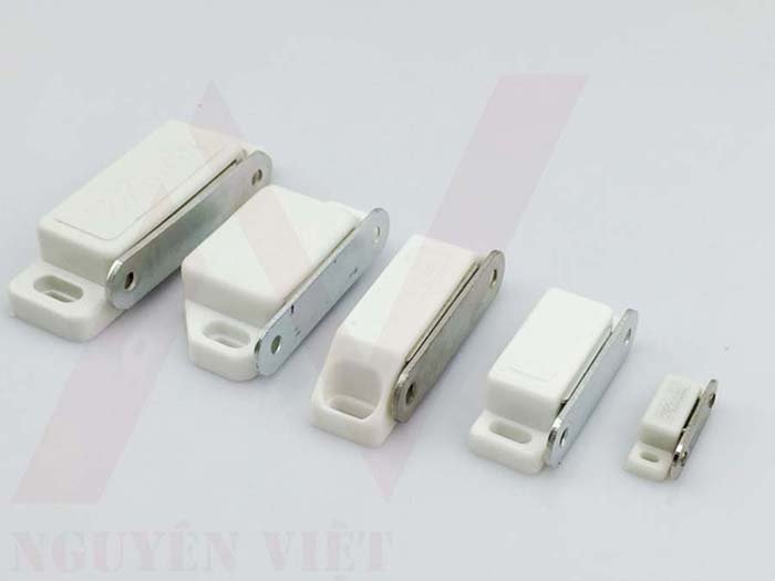 Nam châm hít cửa tủ Nguyên Việt giá rẻ