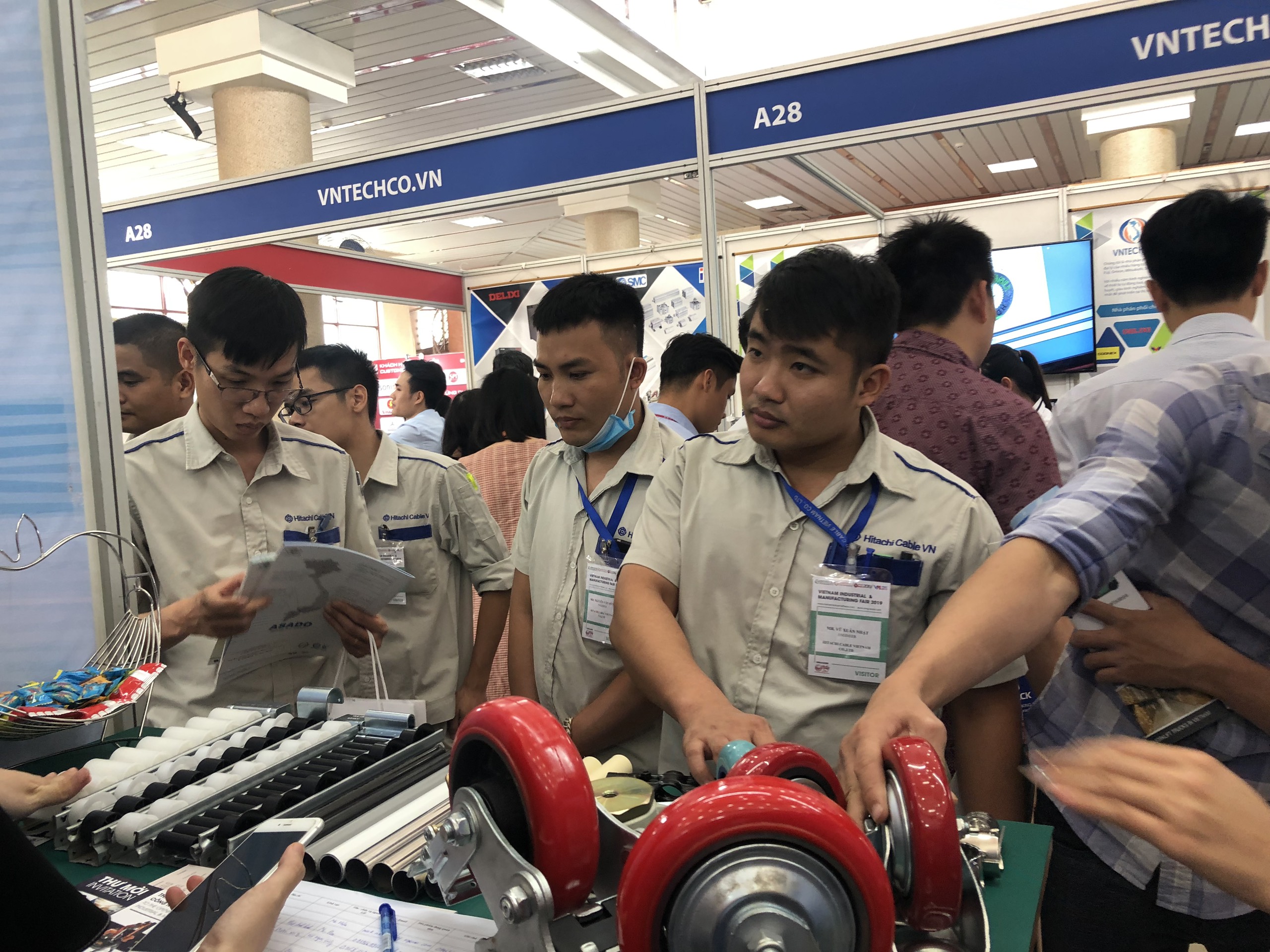 Khách hàng tham quan gian hàng