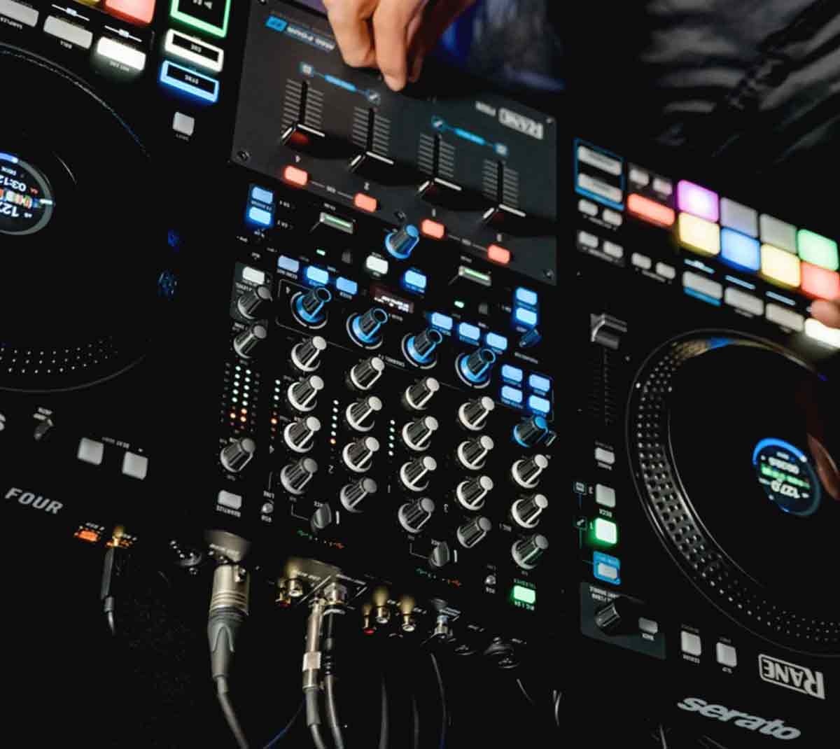 Bàn DJ Rane Four | Trả góp online qua CMND | Lãi suất 0%