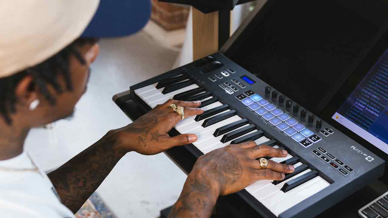 Novation Flkey mini Trả góp online qua CMND | Lãi suất 0%