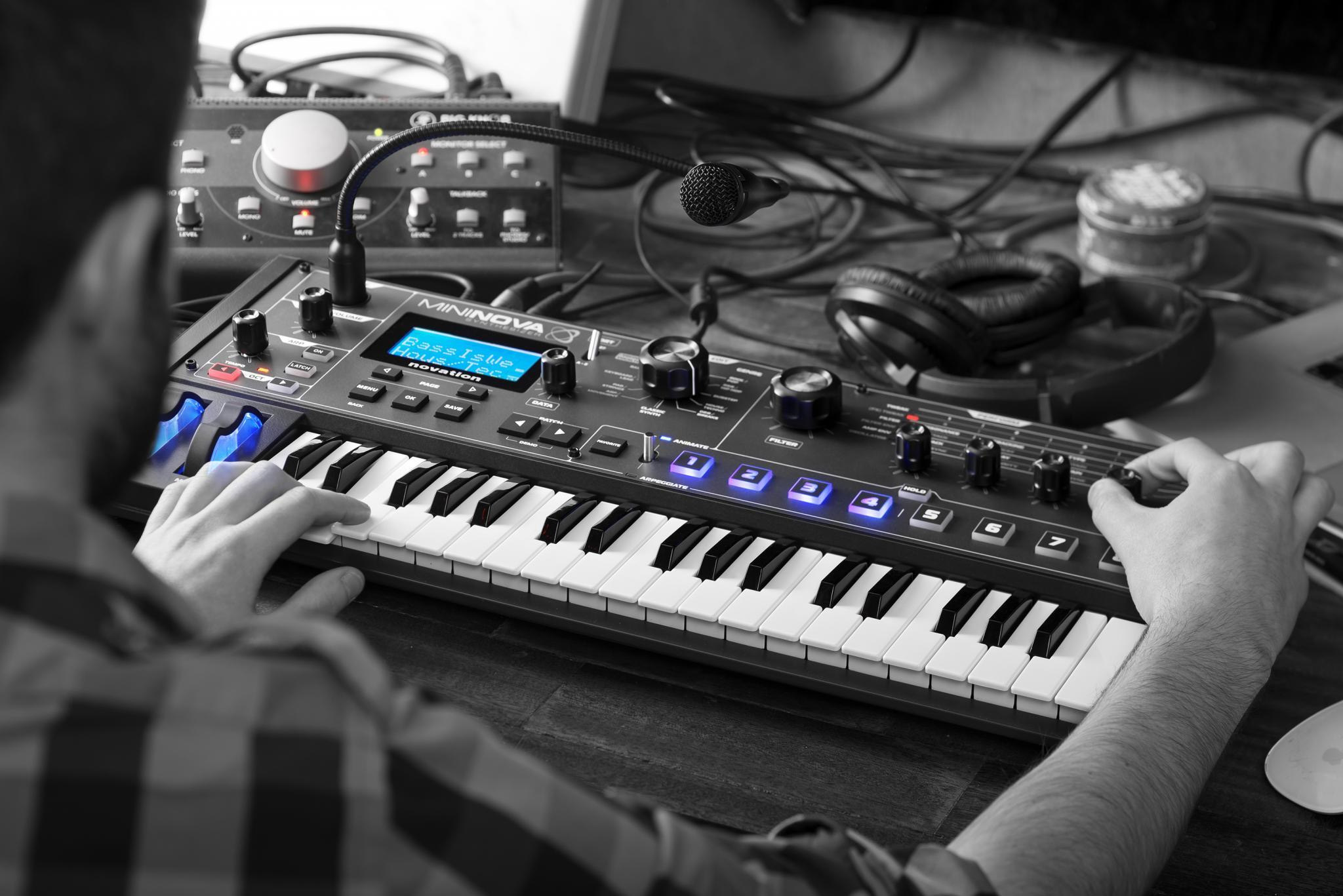 Synthesizer Novation MiniNova với 37 phím sang xịn mịn