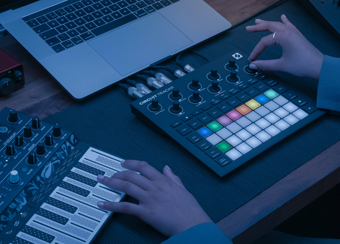 Novation Circuit Tracks Groovebox hàng nhập khẩu chính hãng