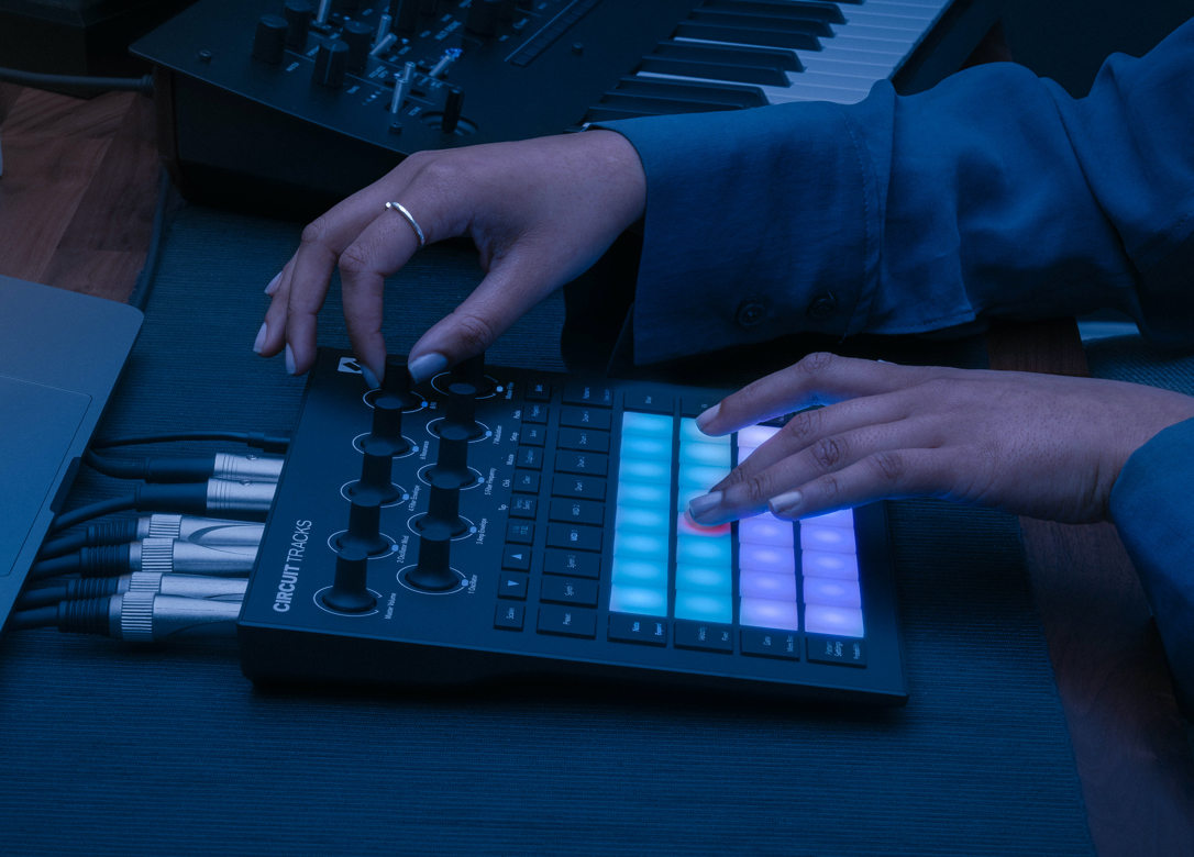 Novation Circuit Tracks Groovebox hàng nhập khẩu chính hãng