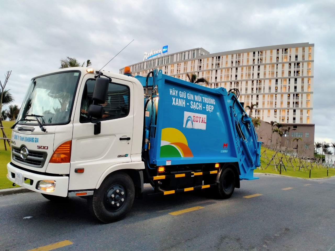 Garbage compactor truck for sale- 1