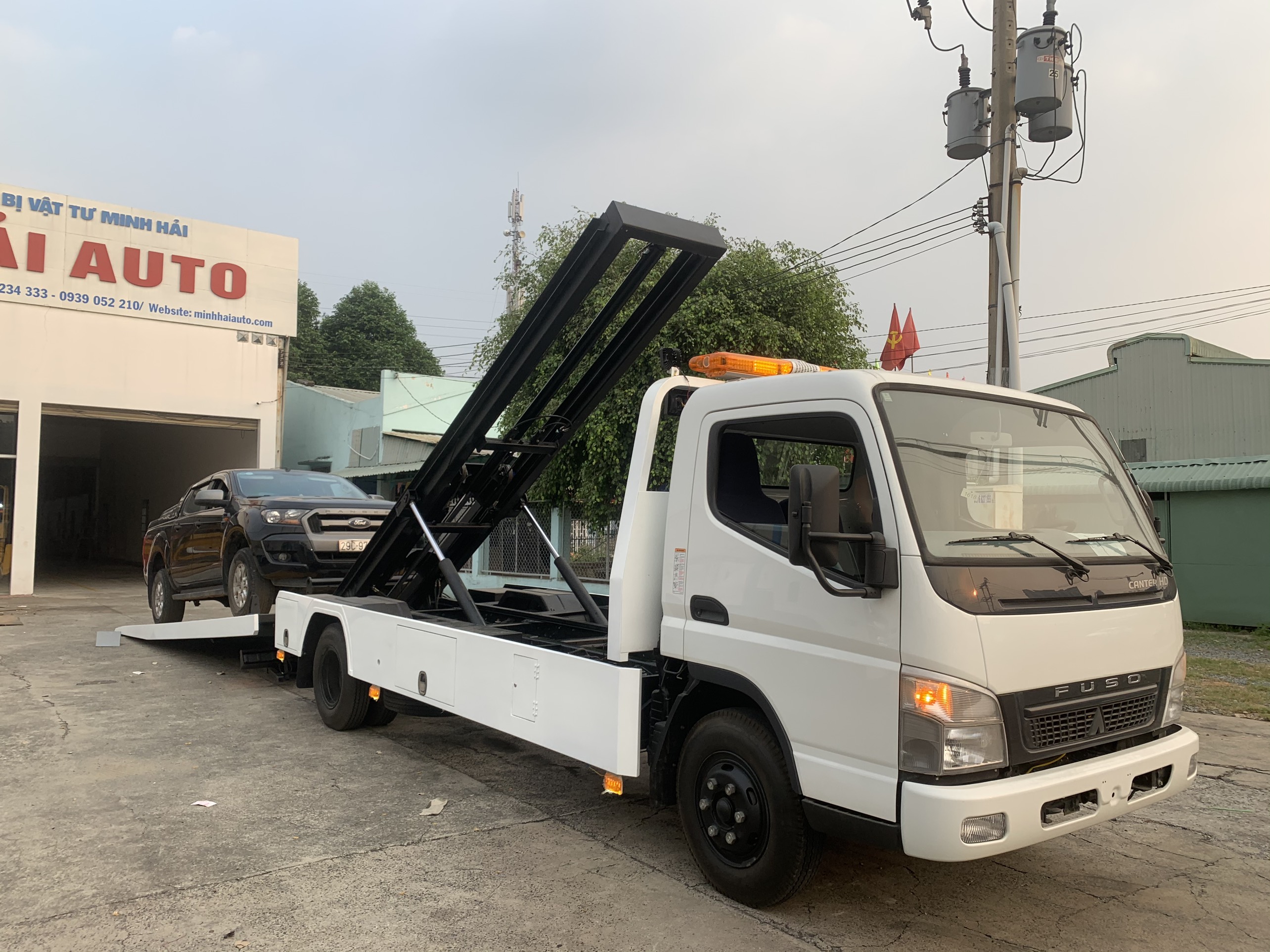 Flatbed wheel lift tow truck durability and reliable