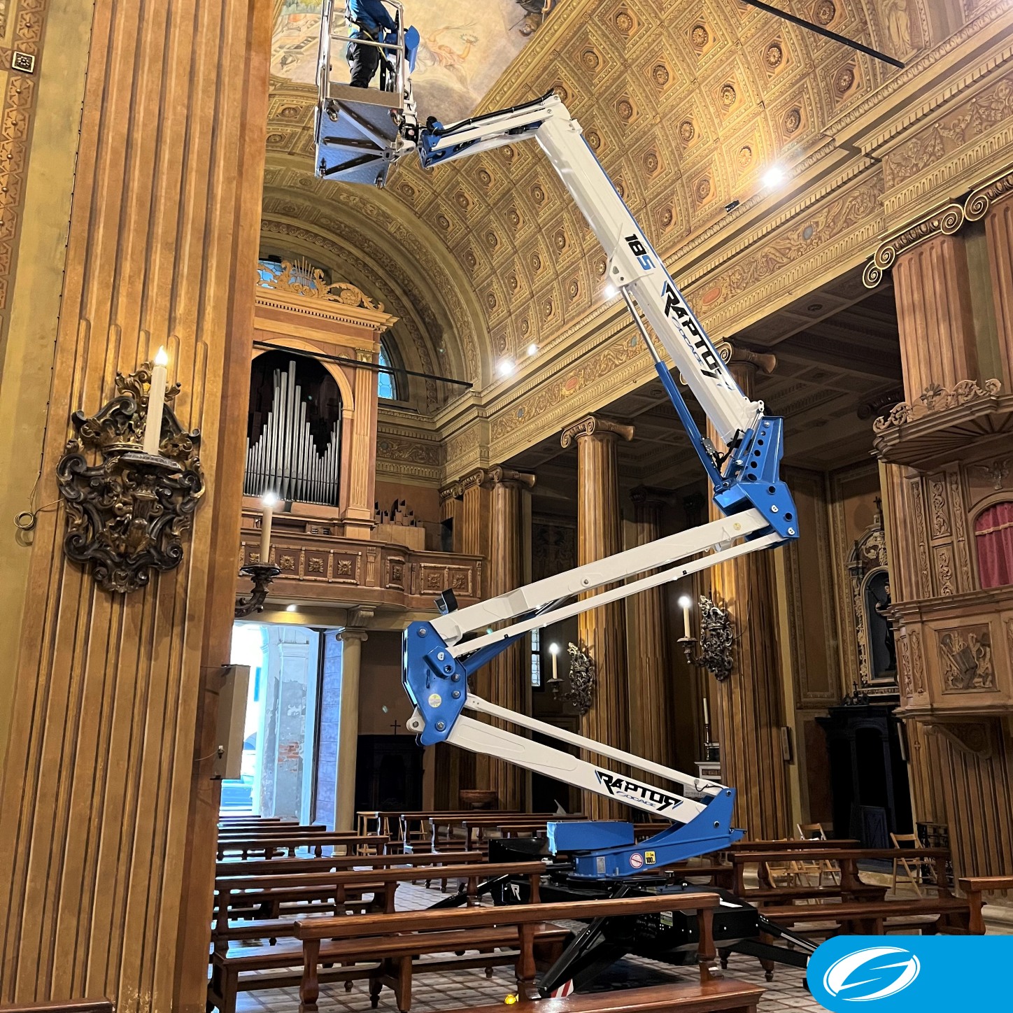 Xe nâng người chân nhện 30m