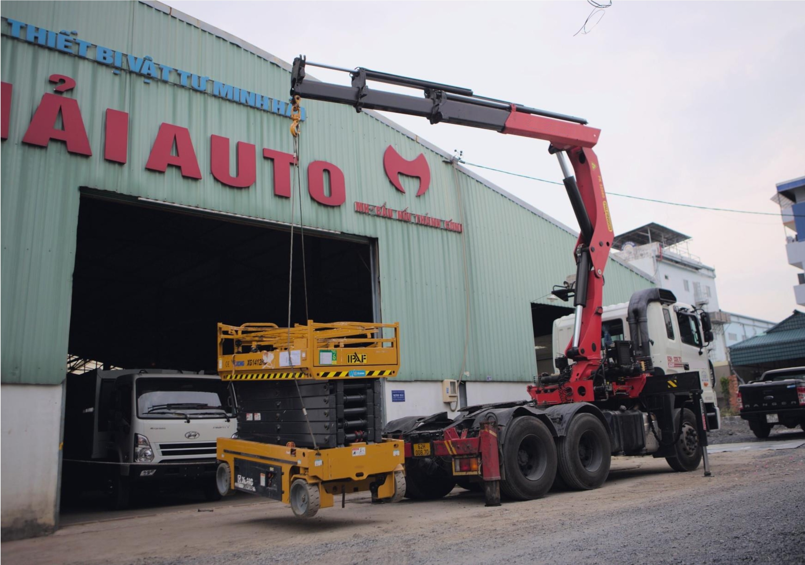 xe cẩu tự hành cẩu gấp khúc robot Palfinger lắp xe UD