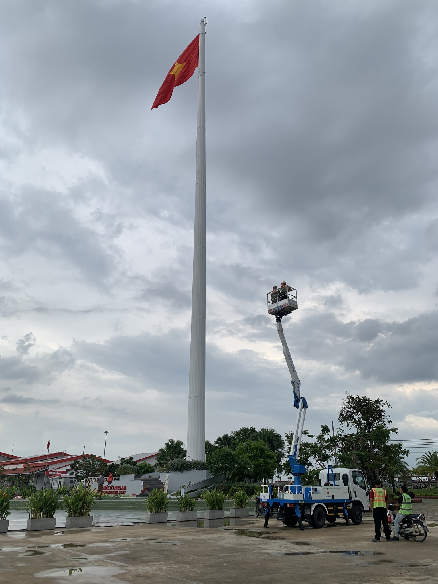 Cột cờ cao nhất Đông Nam Á: cao 63m, lá cờ 54m2